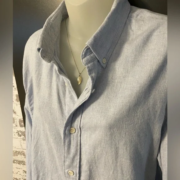 Banana Republic Soft Cotton Button Down Shirt Blue Size L Relaxed Fit - Picture 2 of 7